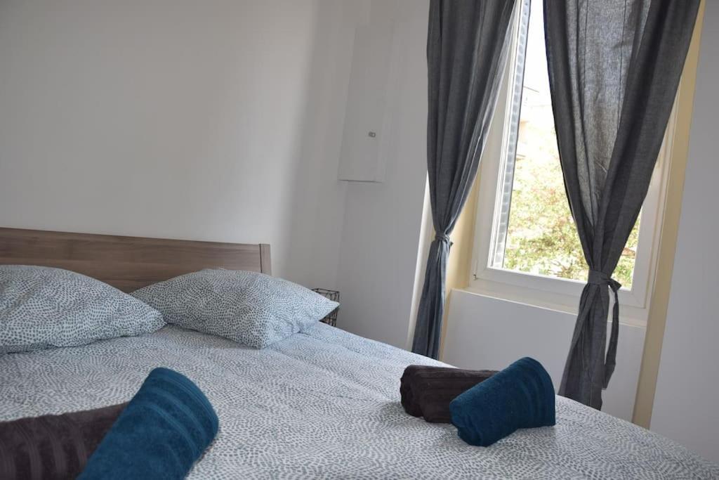 Elegant T2 A Bron, Tramway A 2min, Box Parking, 4personnes Appartement *