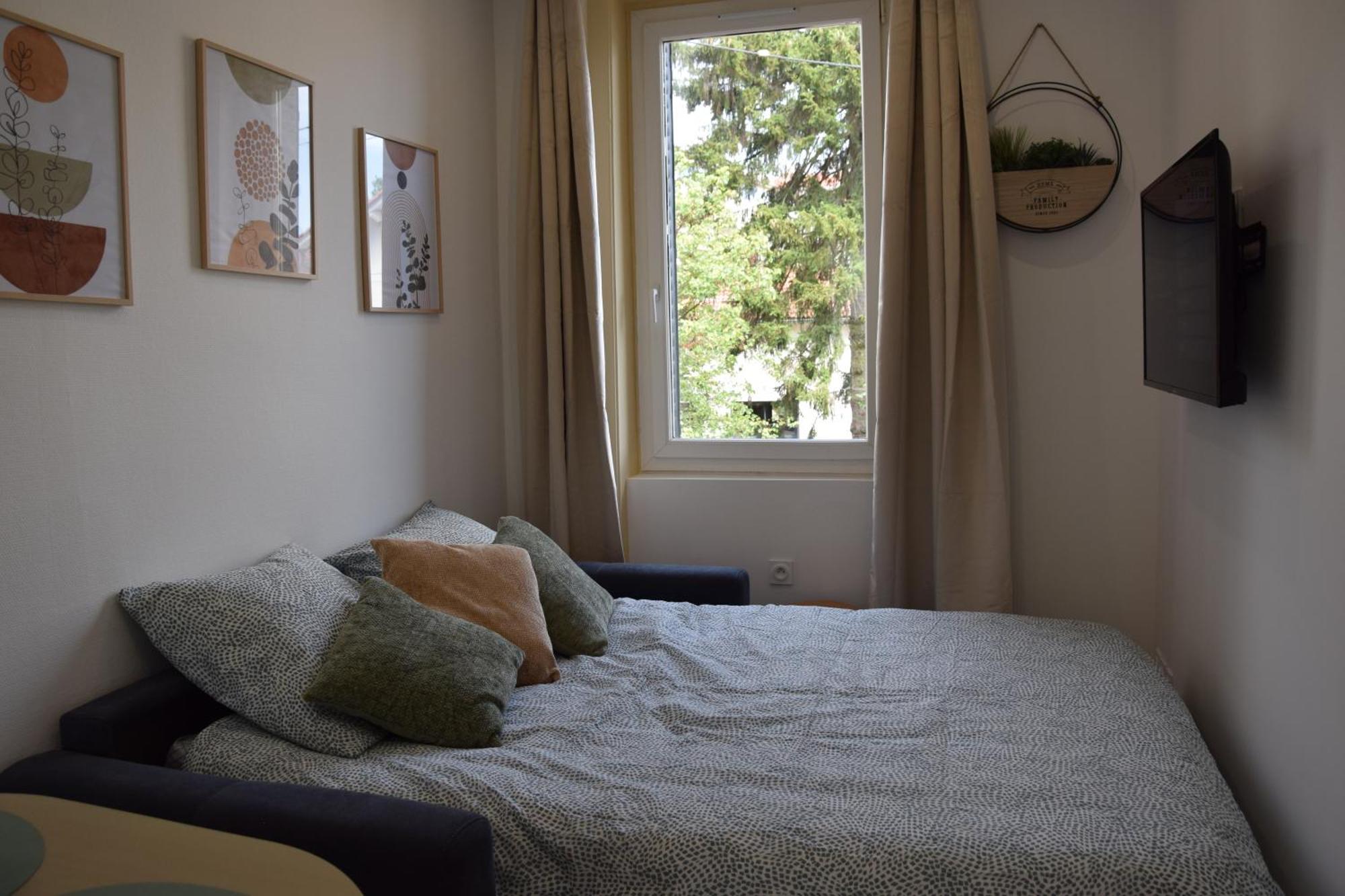 Elegant T2 A Bron, Tramway A 2min, Box Parking, 4personnes Appartement
