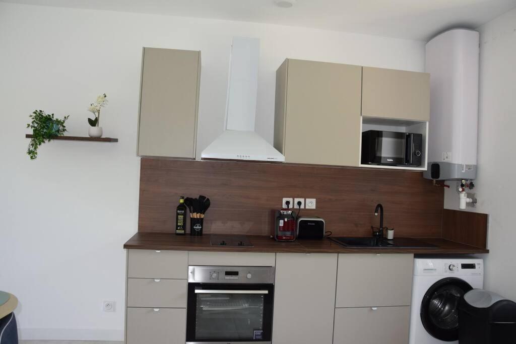 Appartement Elegant T2 A Bron, Tramway A 2min, Box Parking, 4personnes Bron