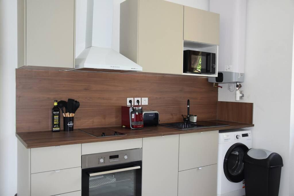 Elegant T2 A Bron, Tramway A 2min, Box Parking, 4personnes Appartement