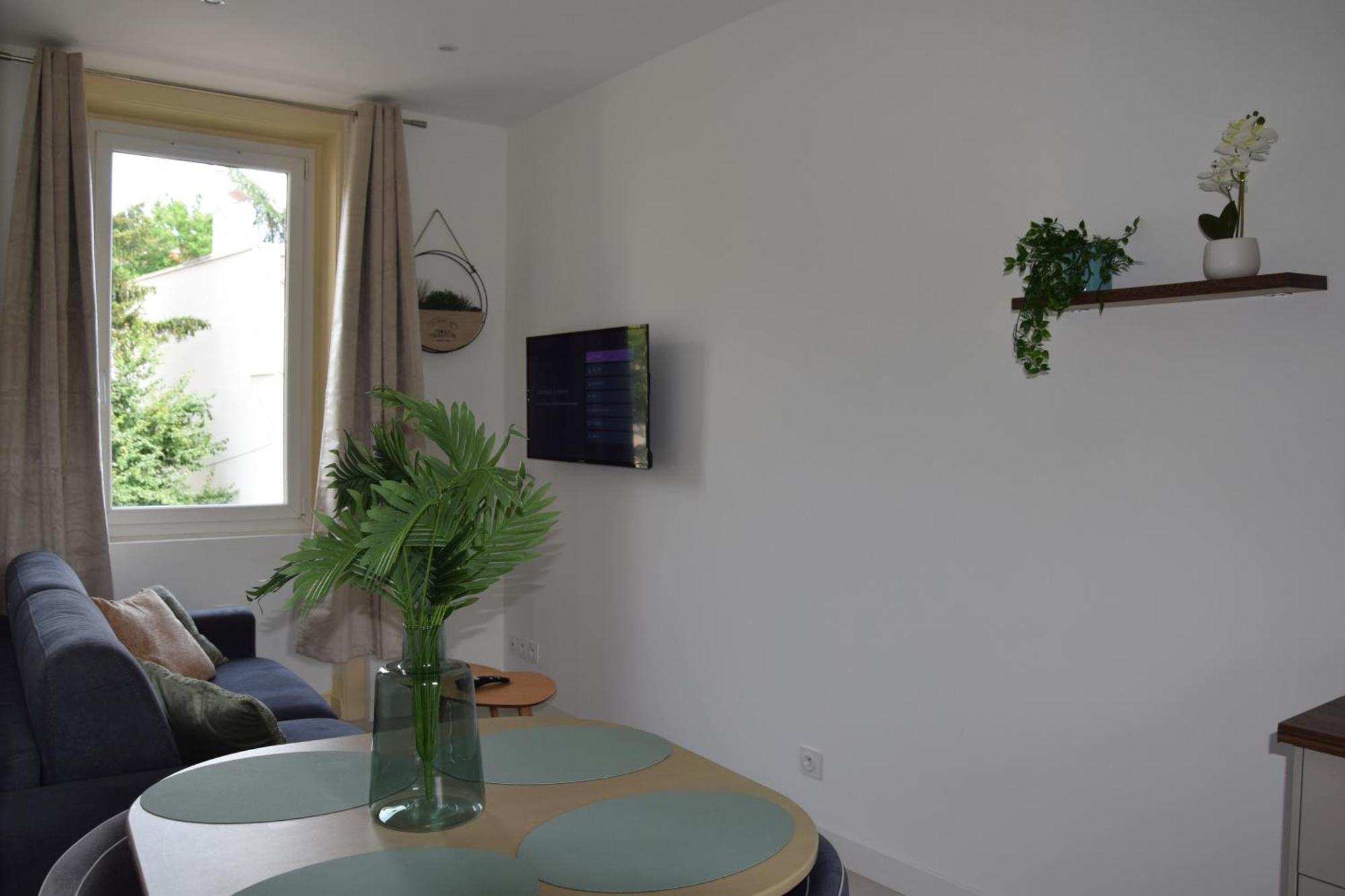 Elegant T2 A Bron, Tramway A 2min, Box Parking, 4personnes Bron