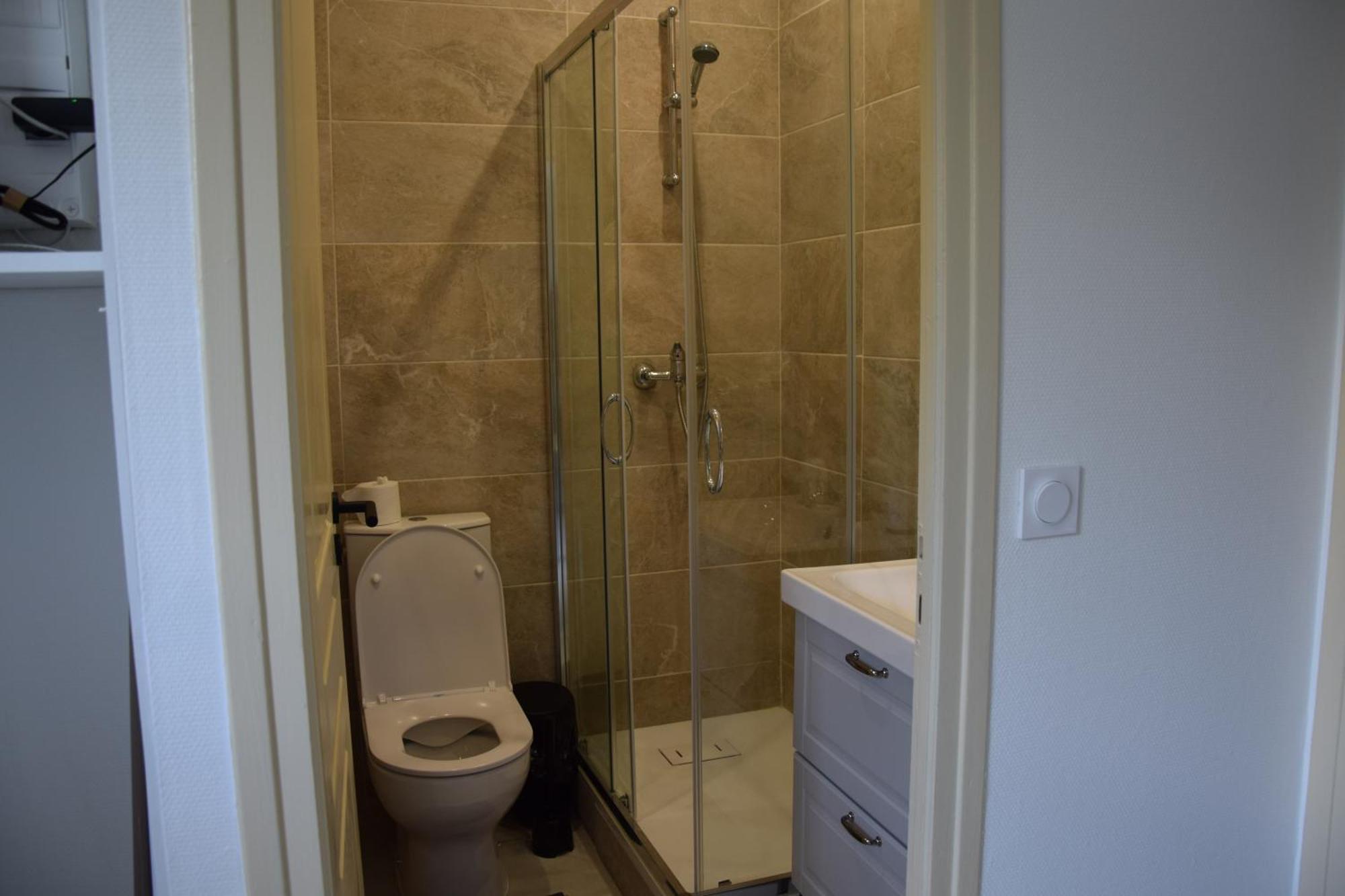Elegant T2 A Bron, Tramway A 2min, Box Parking, 4personnes Bron