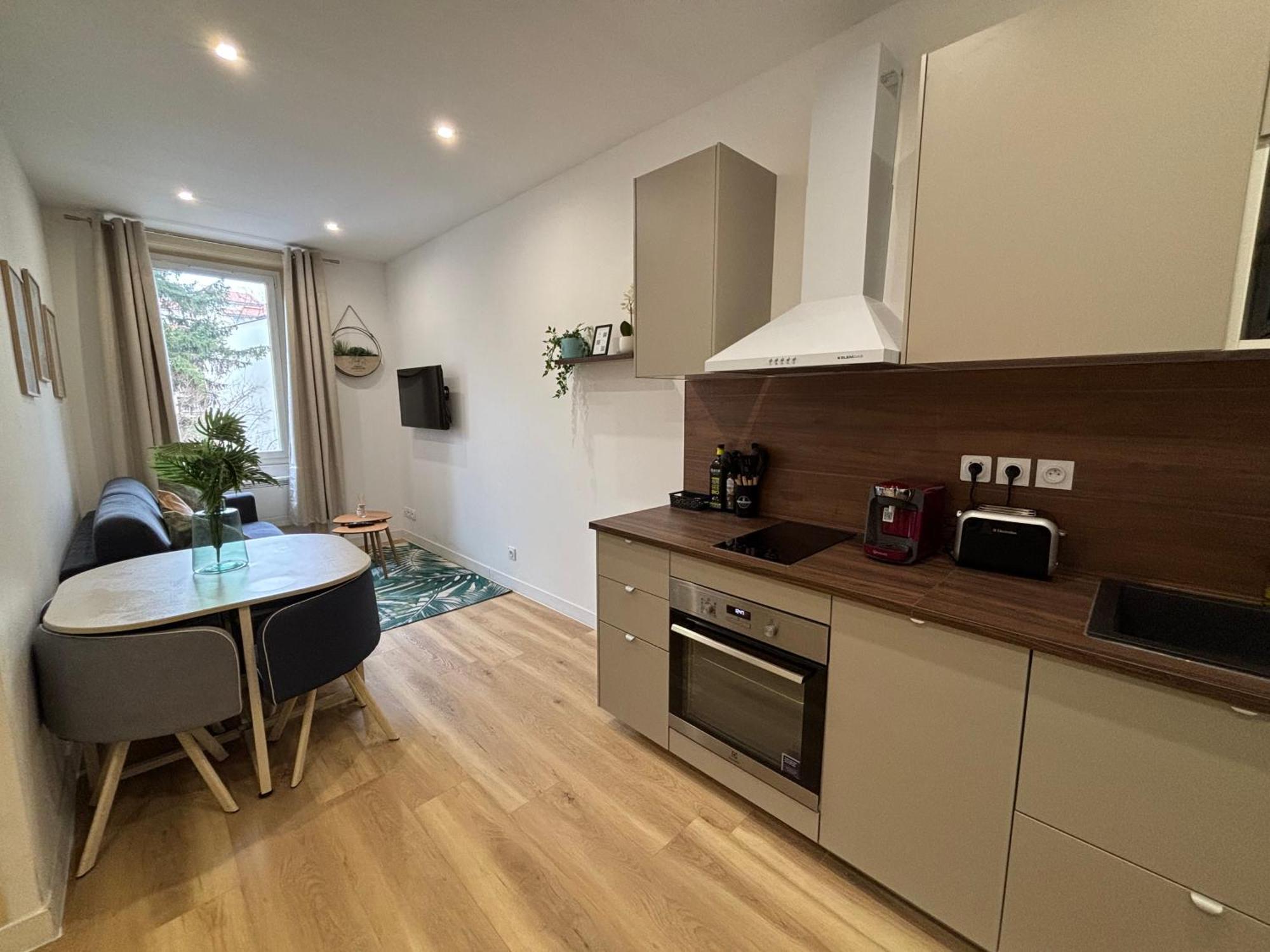 Elegant T2 A Bron, Tramway A 2min, Box Parking, 4personnes Appartement Bron