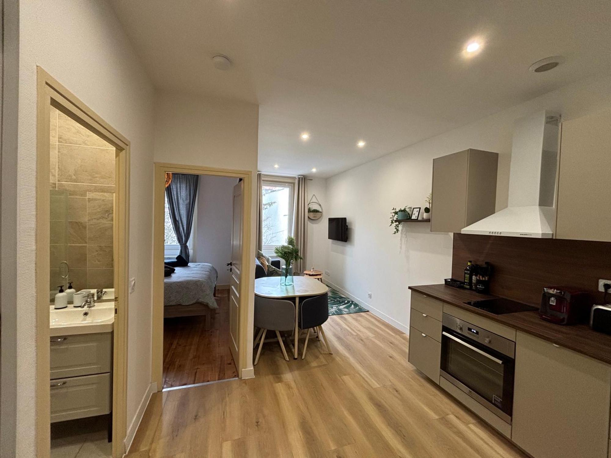 Elegant T2 A Bron, Tramway A 2min, Box Parking, 4personnes * Bron